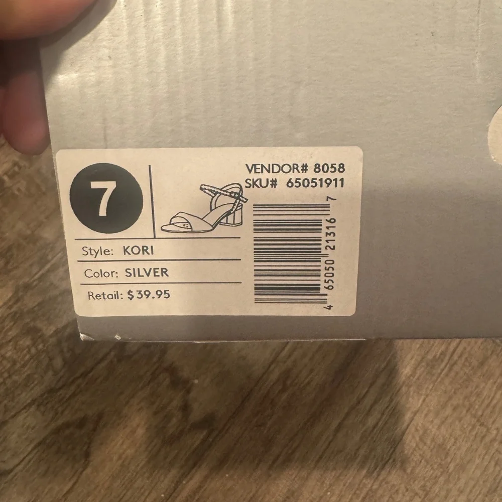 DB Studio Kori Elegant Silver Women's low heels NIB SZ 7